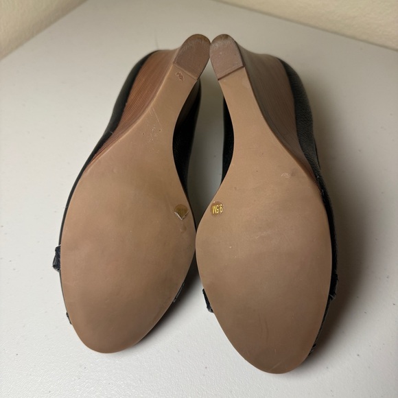 Tory Burch Leticia Peep Toe Wedge Pumps Black Pebbled Leather Gold Logo Size 9.5 - Picture 10 of 12